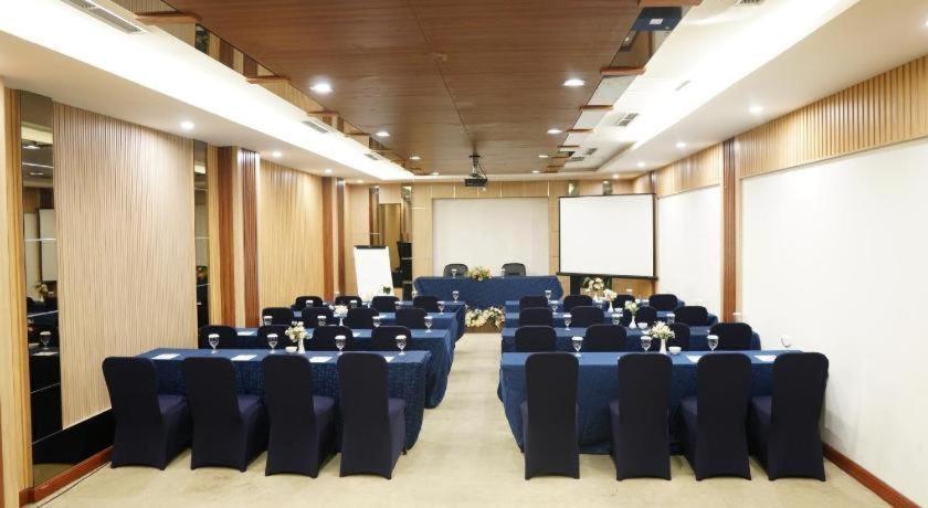 פקאנבארו New Hollywood Hotel מראה חיצוני תמונה