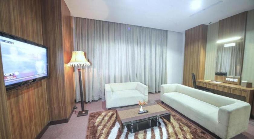 פקאנבארו New Hollywood Hotel מראה חיצוני תמונה
